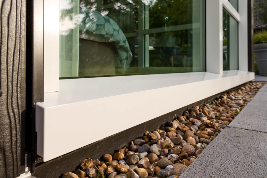 Moderne schuifpui in renovatieproject met duurzaam glas, ideaal voor woningbouw door Knipping.