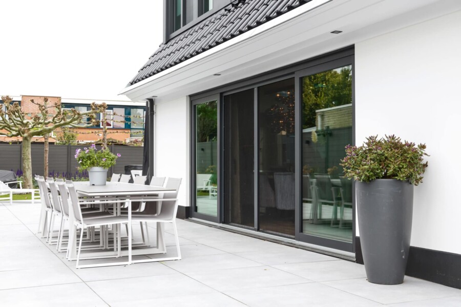 Strakke moderne schuifpui bij woningbouwproject, Knipping vakmanschap in ramen en verbouwingen.