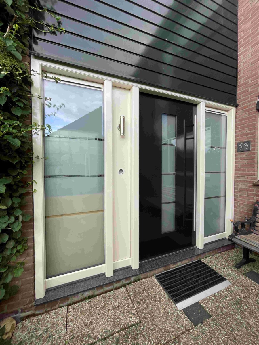 Moderne voordeur Knipping in woningbouwproject, strakke afwerking
