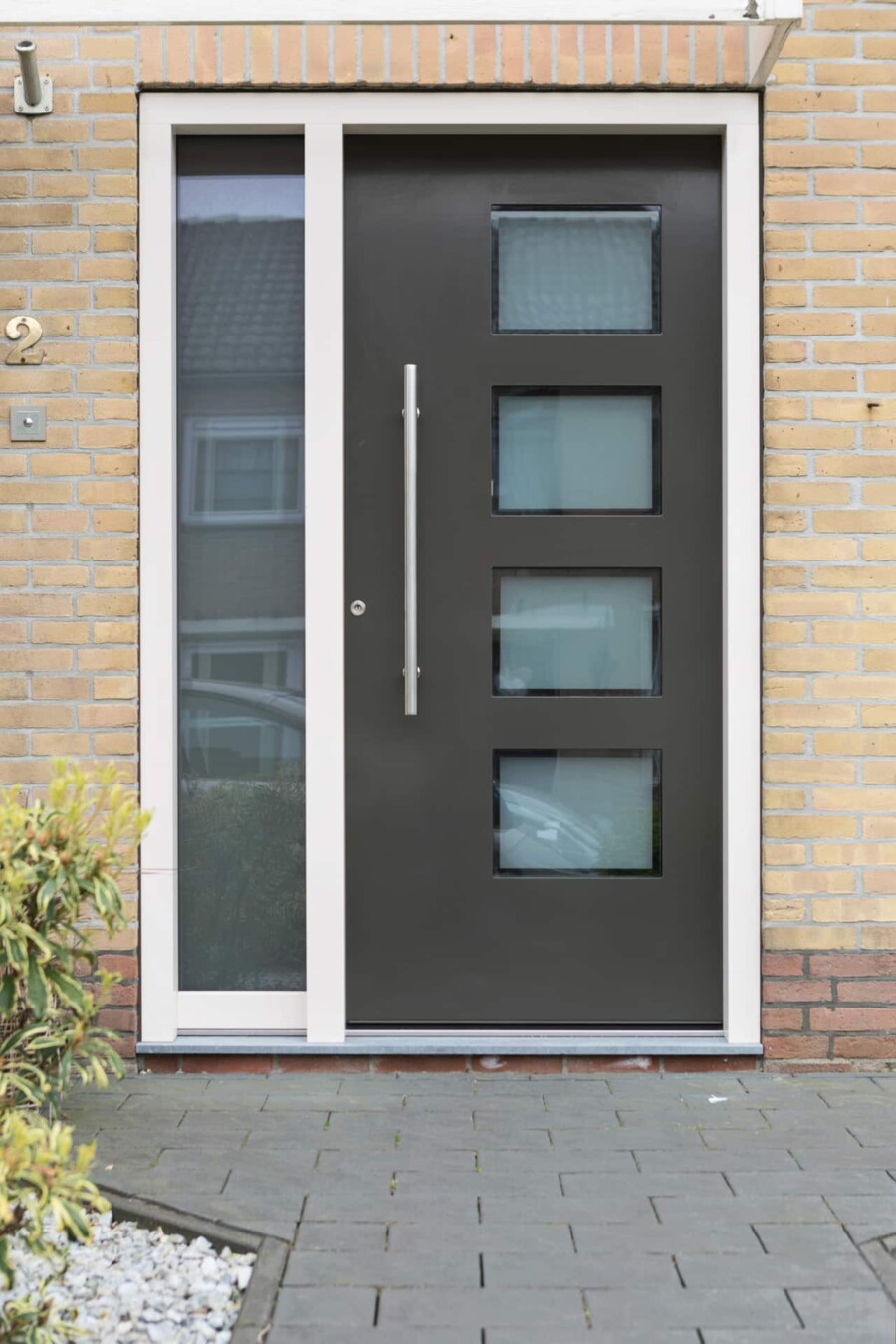 Knipping voordeur; moderne bouwstijl; woningrenovatie; vakmanschap in woningbouw.