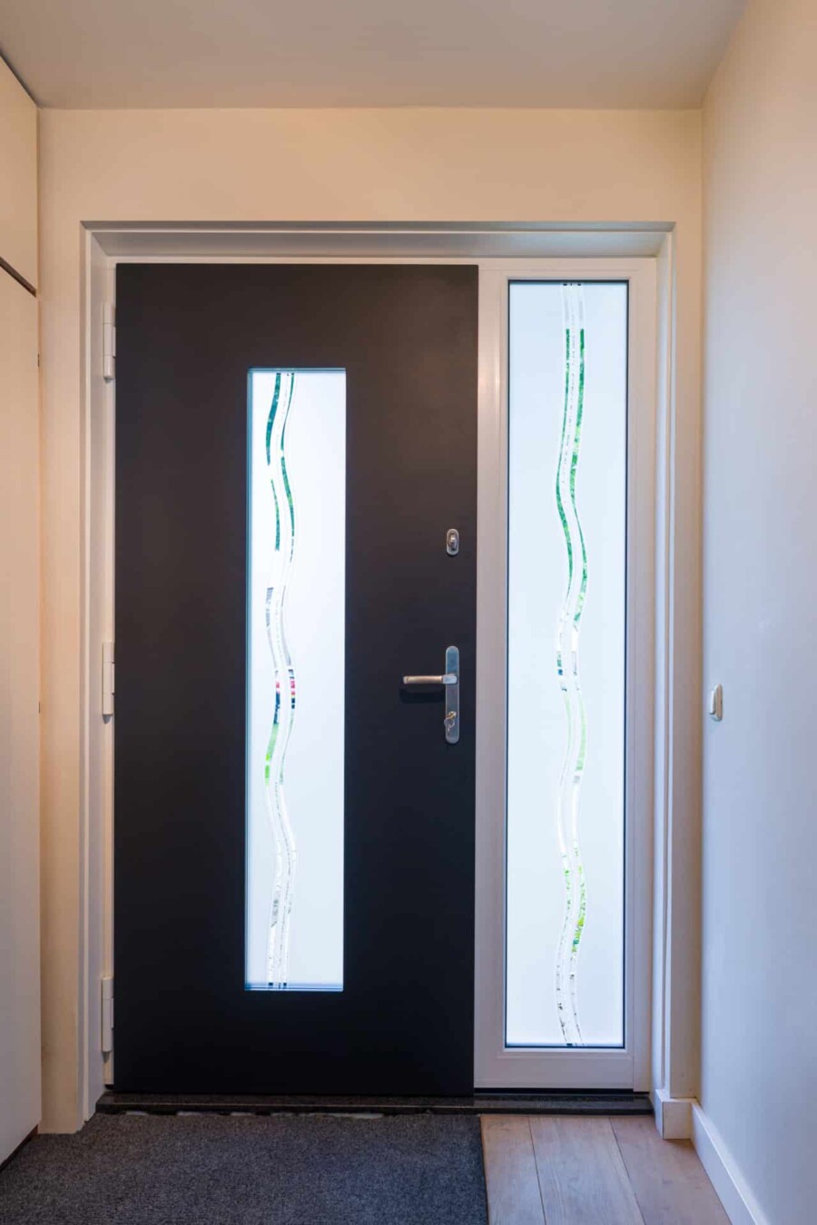 Knipping voordeur in stijlvolle woningbouwrenovatie