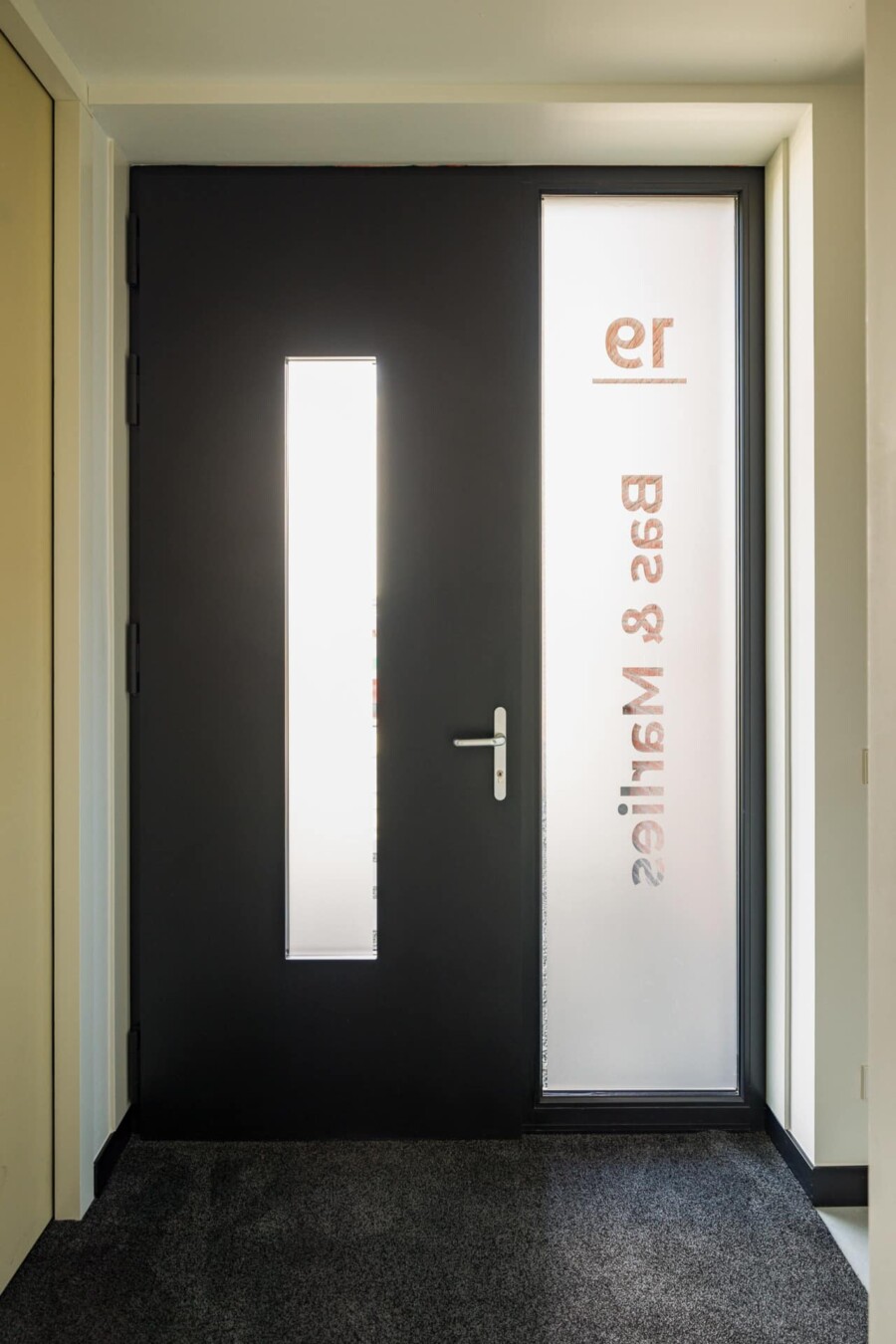 Industriële voordeur geplaatst door Knipping, perfect voor moderne woningbouwprojecten.
