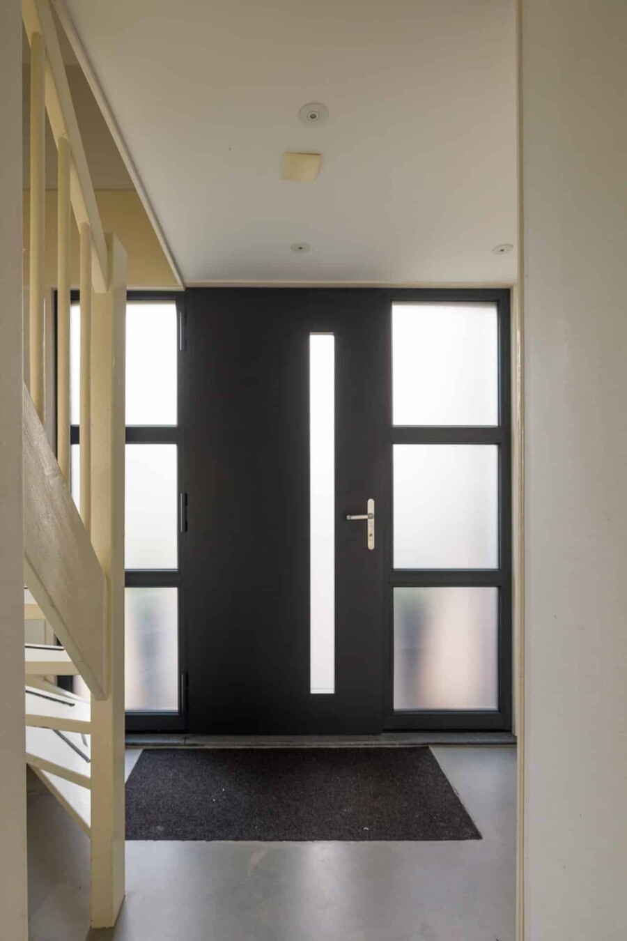 Industriële voordeur met vakmanschap voor renovatieproject woningbouw Knipping.