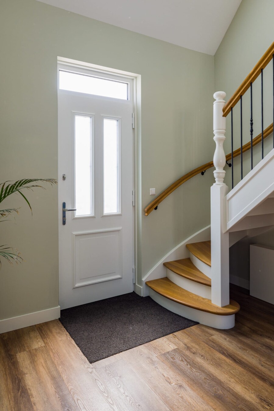 Landelijke klassieke voordeur van Knipping in renovatieproject woningbouw
