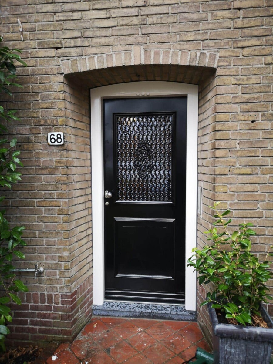 Voordeur met rondgeschaafde bovendorpel voor woningbouwproject van Knipping