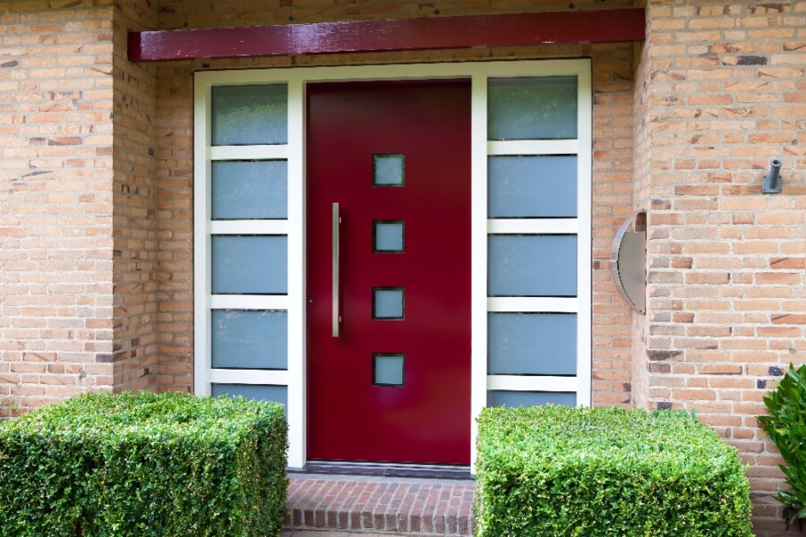 Moderne voordeur installatie door Knipping voor renovatieproject