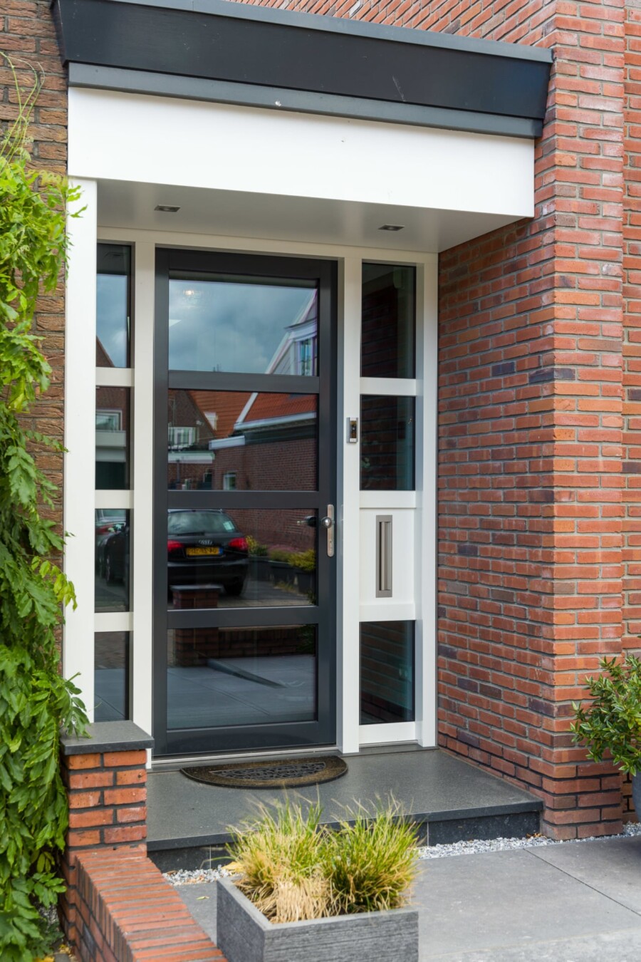 Strakke moderne voordeur voor woningbouwproject met Knipping vakmanschap