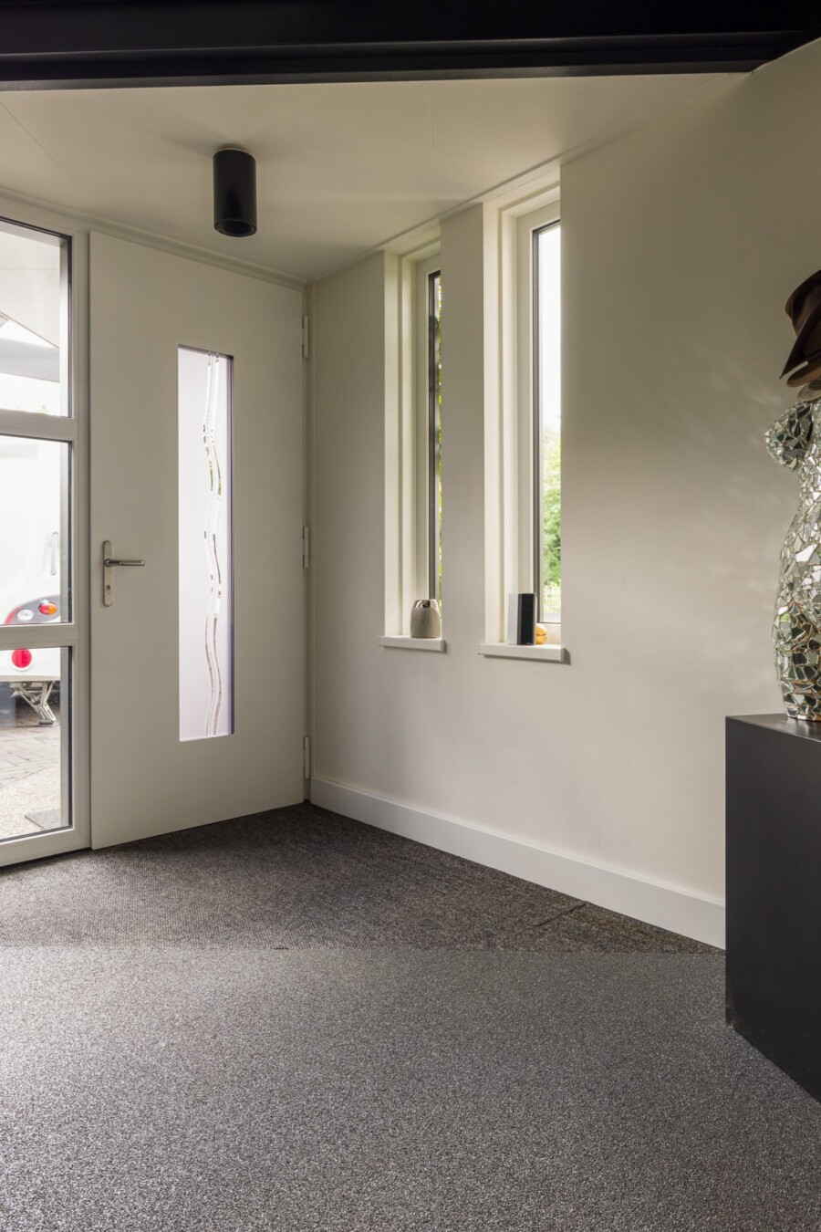 Moderne strakke voordeurinstallatie in bouwproject door Knipping
