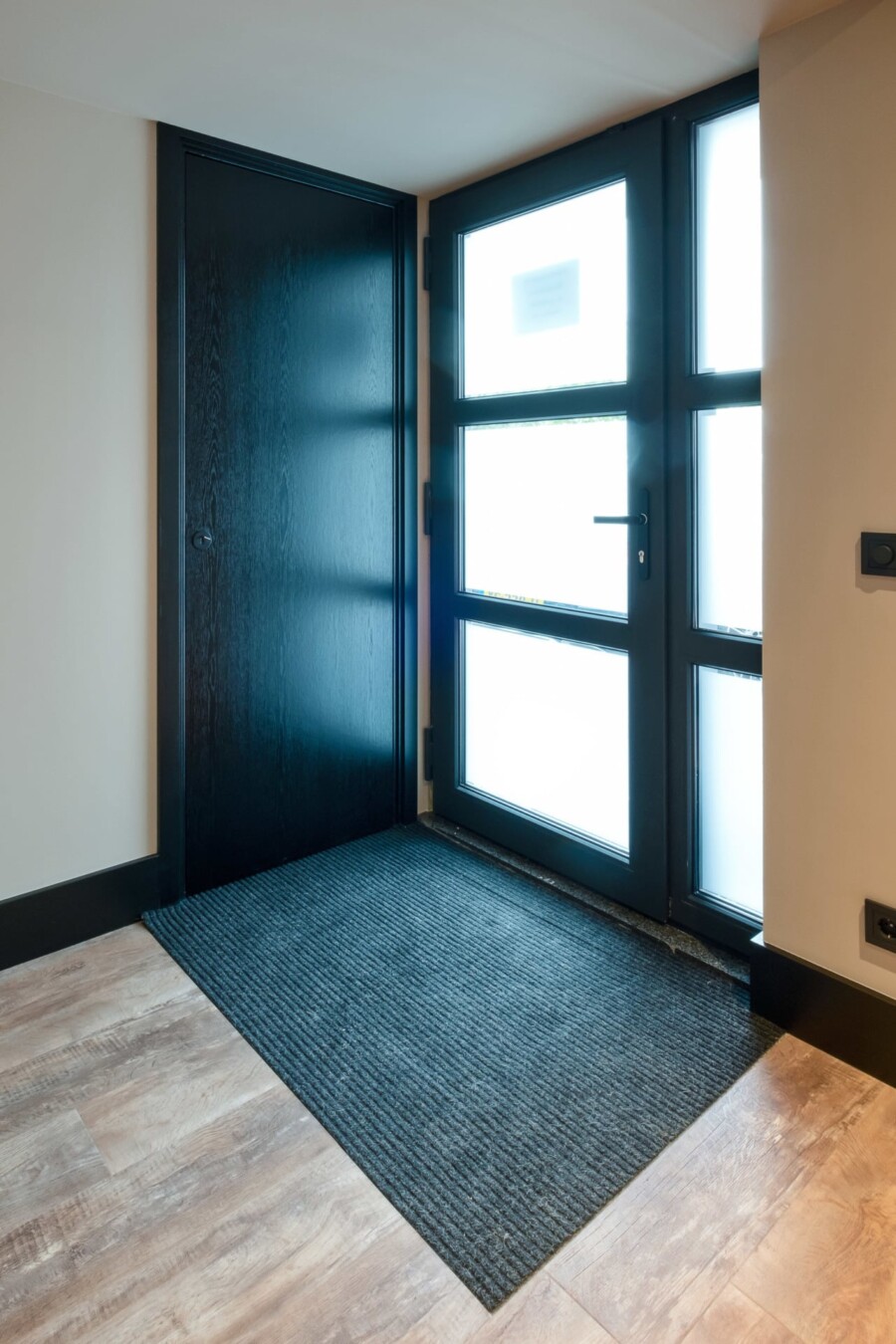 Moderne voordeur voor woningbouw renovatieproject met Knipping vakmanschap.