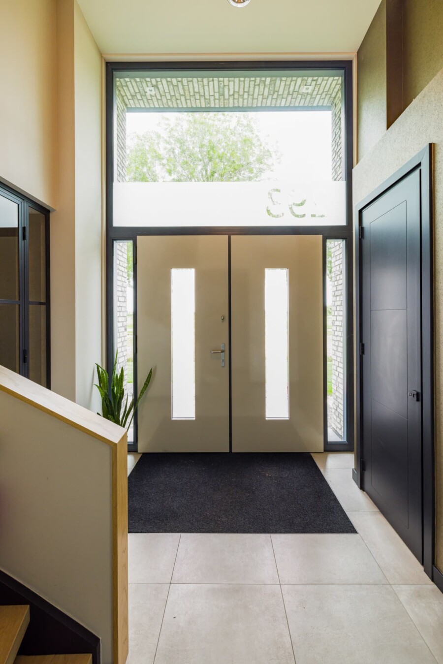 Moderne voordeur met strakke lijnen voor renovatieproject