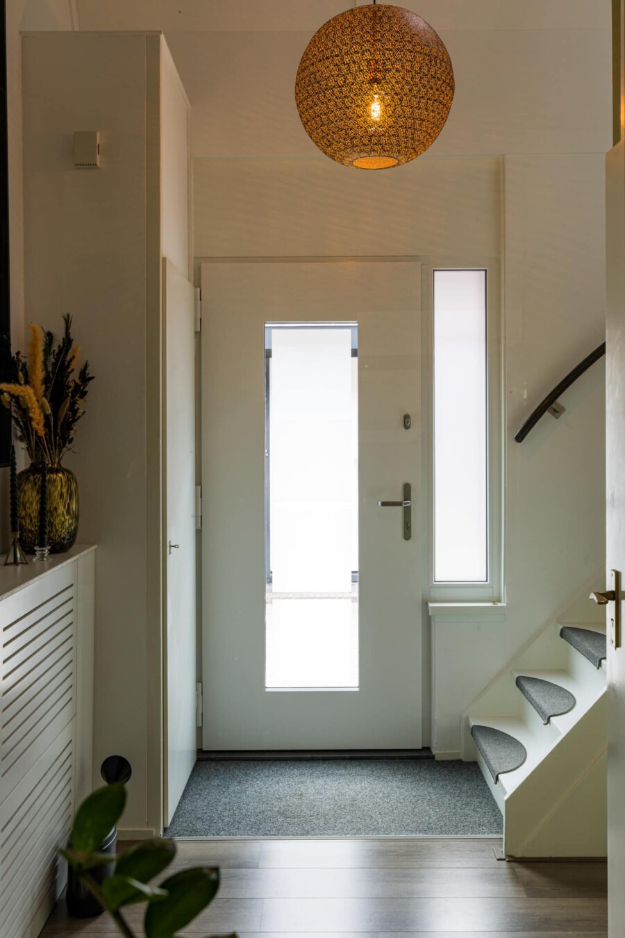 Moderne voordeur voor woningbouw, ideaal voor renovatieprojecten met Knipping kwaliteit.