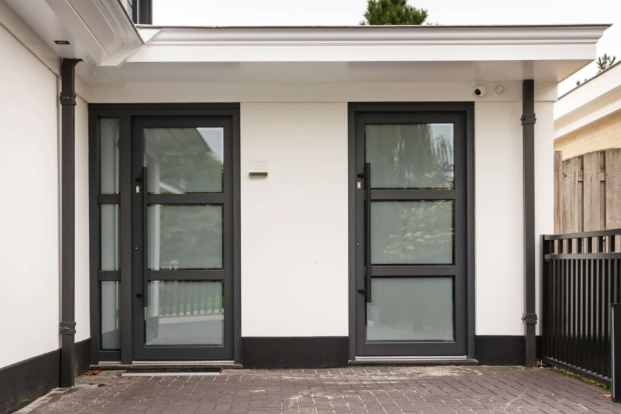 Moderne voordeur installatie voor renovatieproject door Knipping