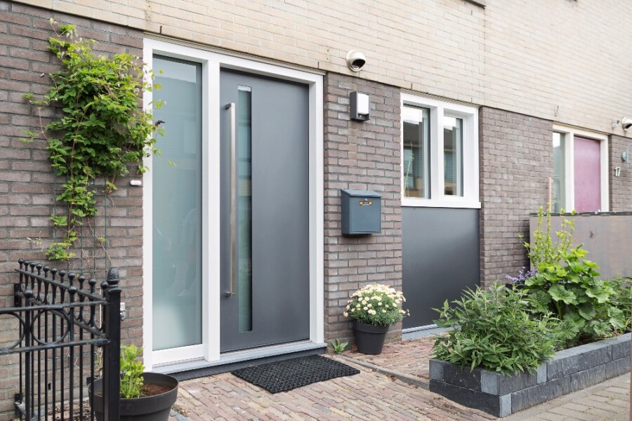 Strakke moderne voordeur voor renovatie of nieuwbouwprojecten.