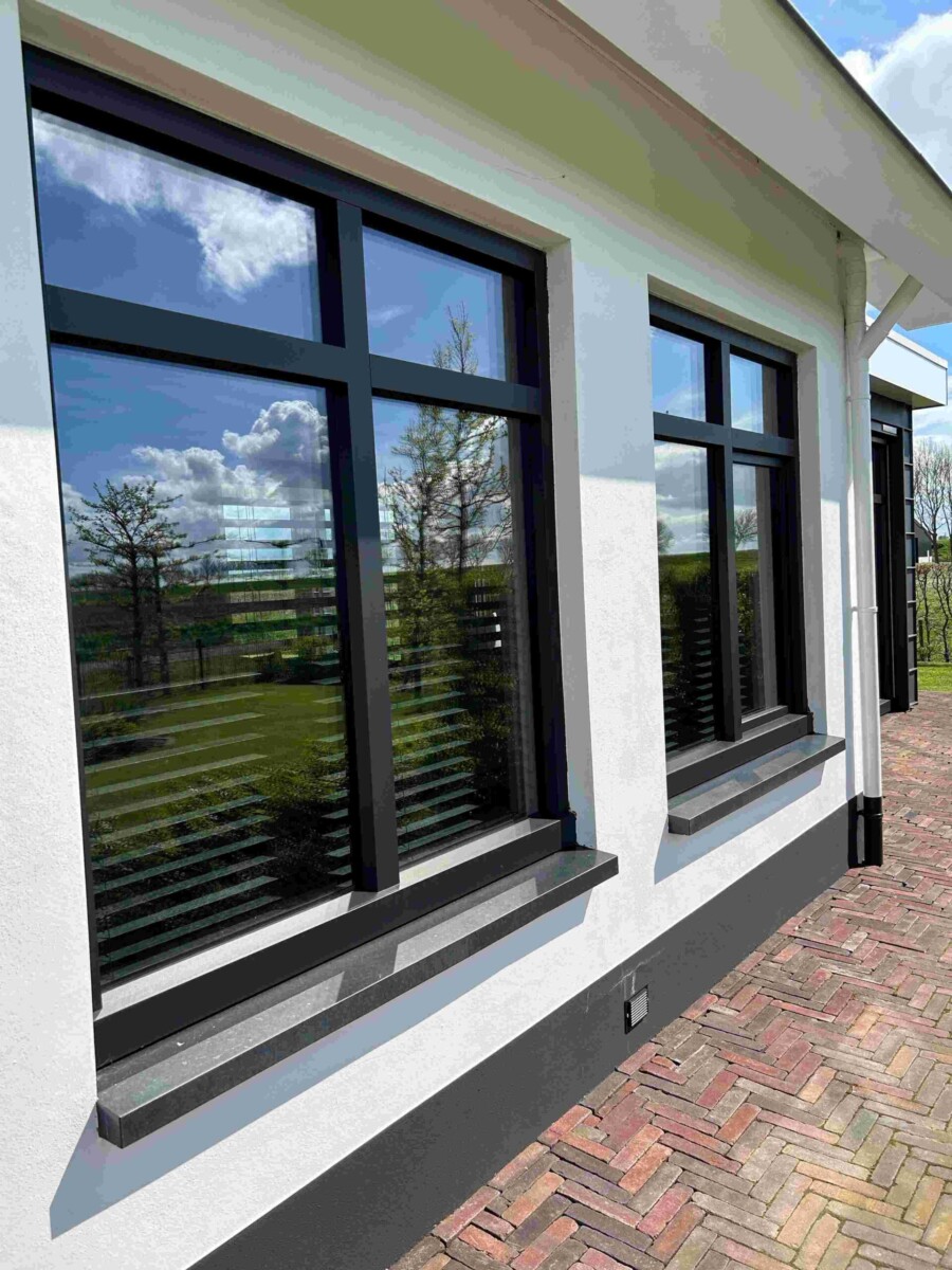 Moderne voorgevel met hoogwaardige Knipping kozijnen voor renovatieproject