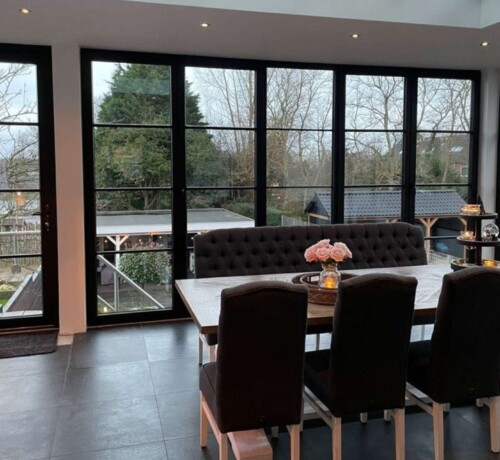 Moderne schuifdeuren geïnstalleerd door Knipping in renovatieproject