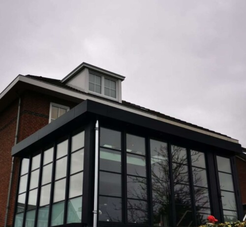 Knipping kozijnen montage bij woningbouwproject, vakmanschap in renovatie.