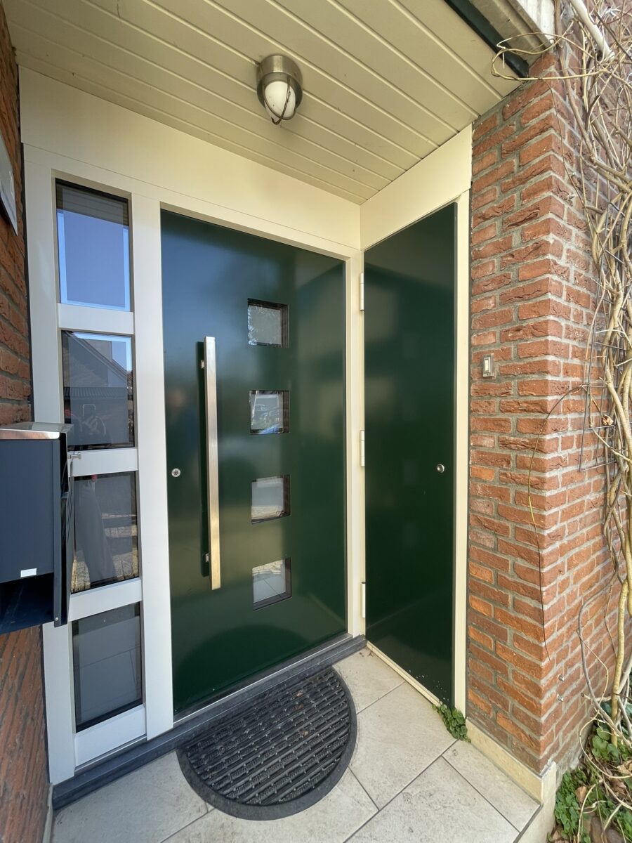 Voordeur groen met meterkast deur